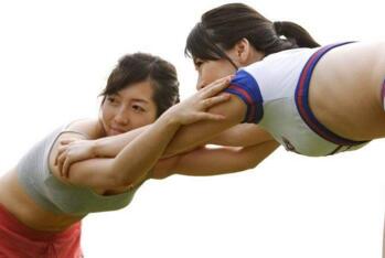 北京兴华大学被摔跤女孩为梦想努力感动
